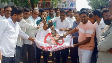 Photo of जेवळीत आमदार जितेंद्र आव्हाड यांच्या प्रतीकात्मक पुतळ्यास जोडे मारून आदोलन