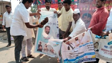 Photo of धानुरीत मुख्यमंत्री एकनाथ शिंदे यांच्या प्रतिमेस मारले जोडे