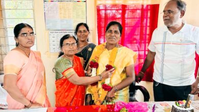 Photo of सेवानिवृत्त परिचारिका श्यामल भालेराव यांचा आरोग्य कर्मचाऱ्यांकडून सत्कार