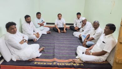 Photo of काँग्रेस प्रदेश कमिटीचे कार्याध्यक्ष बसवराज पाटील यांनी आळंगे कुटुंबाचे केले सांत्वन