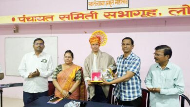 Photo of तहसीलदार प्रसाद कुलकर्णी यांचा सत्कार करून कर्मचाऱ्यांनी दिला निरोप