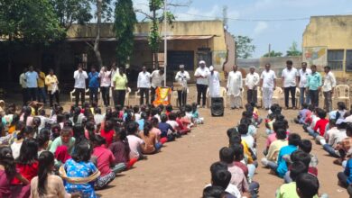 Photo of सामाजिक कार्यकर्ते प्रदीप पुजारी यांच्याकडून विद्यार्थ्यांना ओळखपत्राचे वाटप