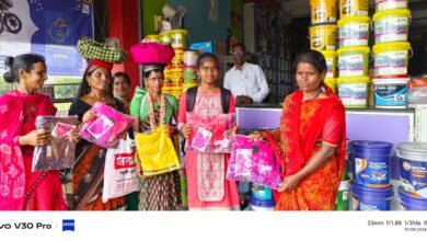 Photo of दसरा सणानिमित्त वाले परिवारांकडून महिलांना साड्यांचे वाटप