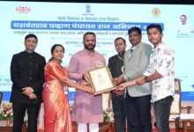 Photo of राज्यस्तरीय आदर्श ग्रामपंचायत अधिकारी पुस्काराने नेताजी सांगवे सन्मानित