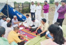 Photo of स्मशानभूमीची जमीन म्हाडाला दिल्याच्या निषेधार्थ जेवळी येथे बेमुद उपोषण; वंचित बहुजन आघाडीचा पाठींबा